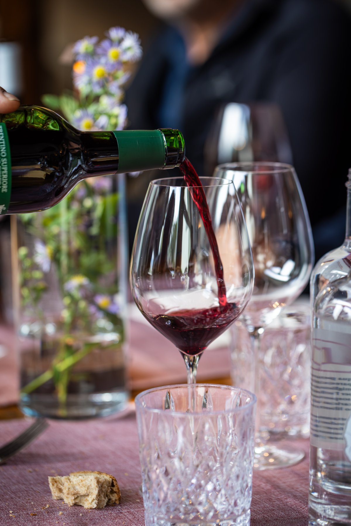 tavolo conviviale e vino della Vallagarina